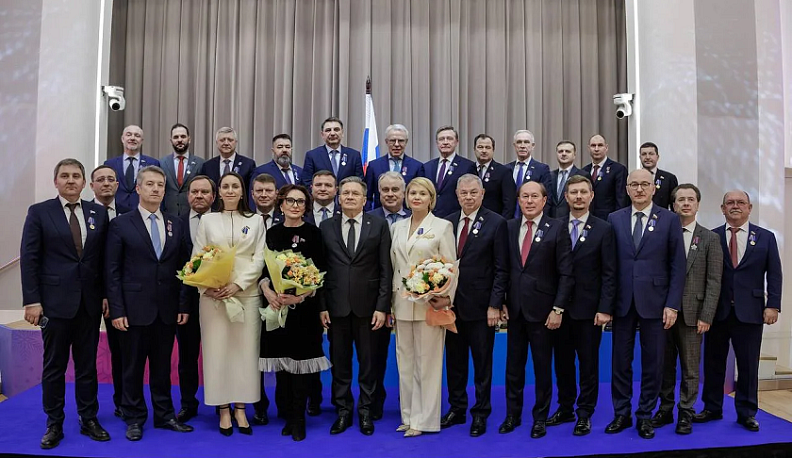 Глава «Росатома» вручил Анатолию Артамонову медаль «80 лет атомной отрасли России»