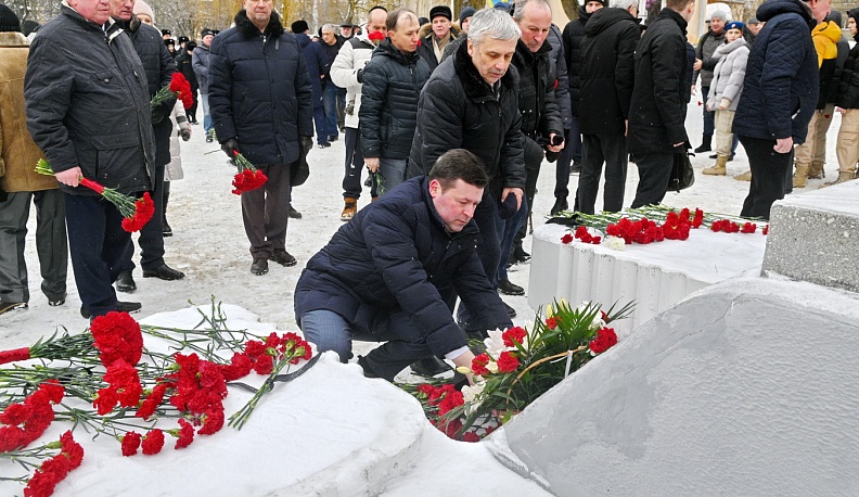 Владислав Шапша возложил цветы к памятнику воинам-интернационалистам