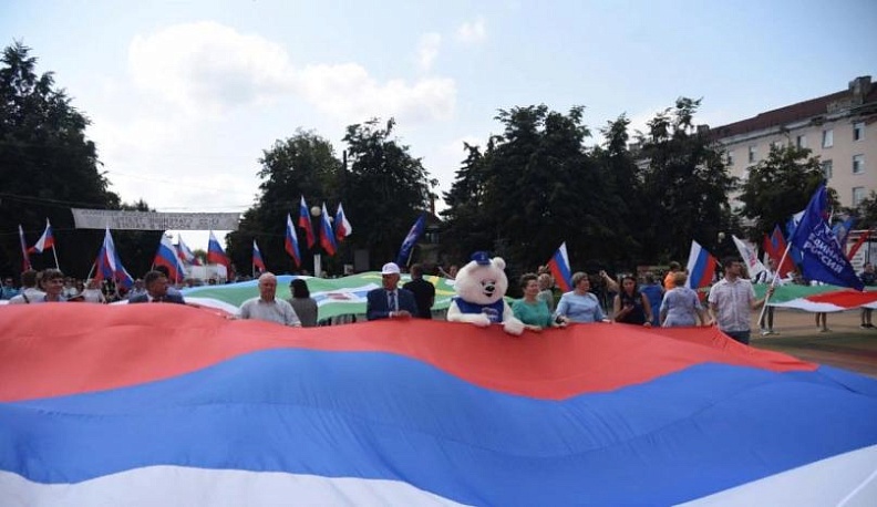 На Театральной площади растянули огромные флаги России и Калужской области