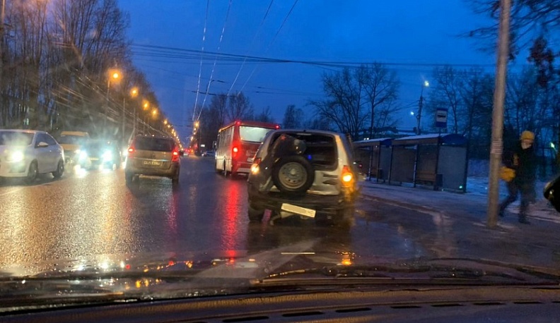 В центре Калуги столкнулись три машины