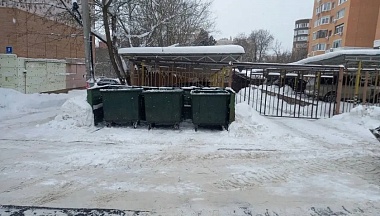 В Калуге продолжают расчищать контейнерные площадки от снега и вывозить мусор