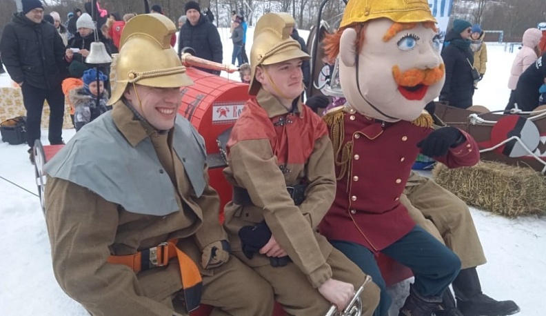 В Калуге прошел заезд на необычных самодельных санях