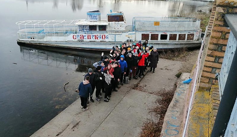 На набережной Ломпади людиновские школьники навели чистоту