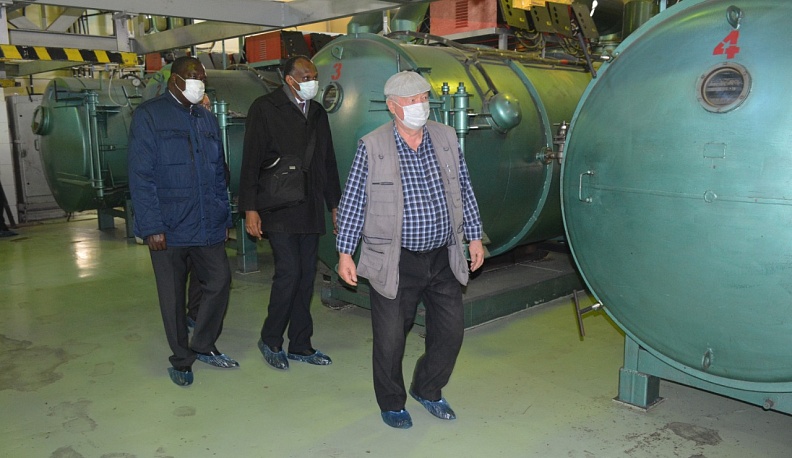 В Боровском районе посла Уганды накормили винегретом