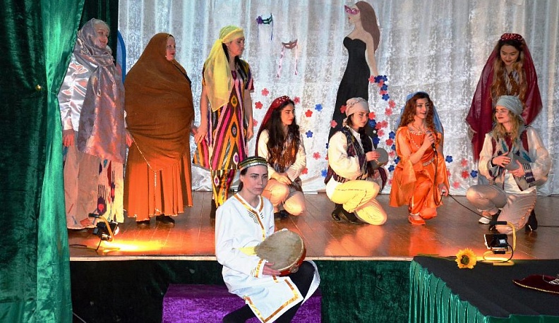 Праздник у девчат