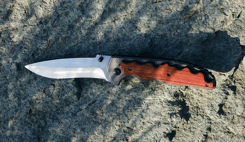 В Калуге мужчина нанёс тяжкие телесные повреждения знакомой за удар тростью