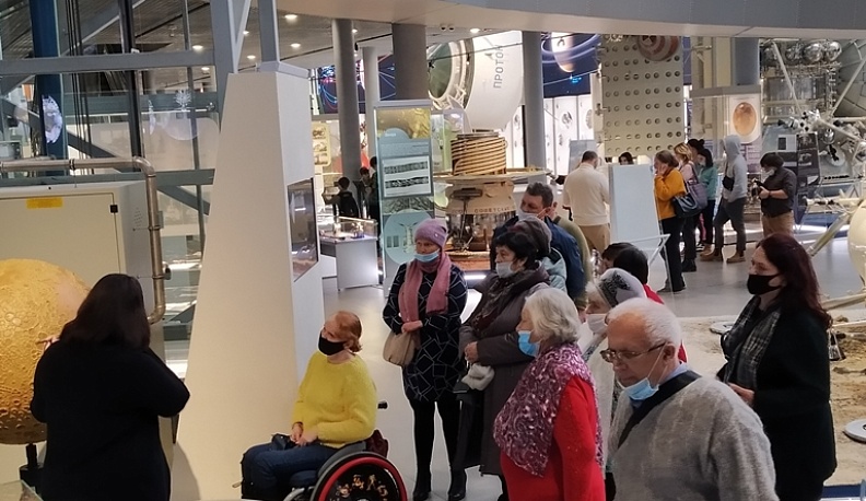 Сотрудники музея истории космонавтики провели экскурсию для пожилых жителей Дзержинского района