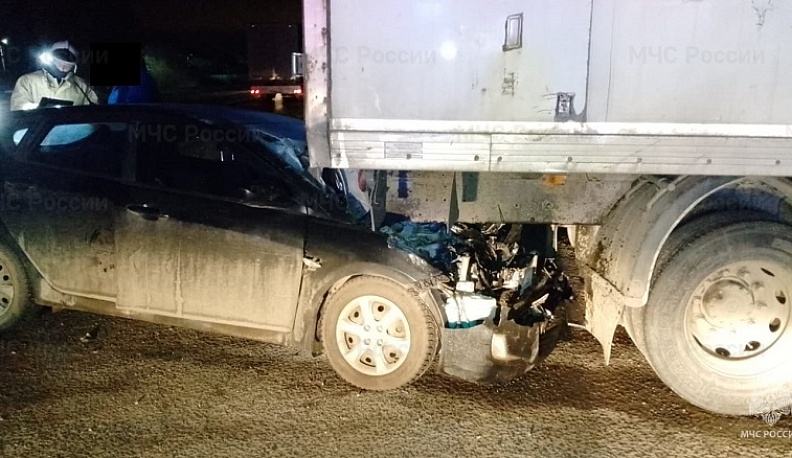 В Жуковском районе легковушка врезалась в грузовик