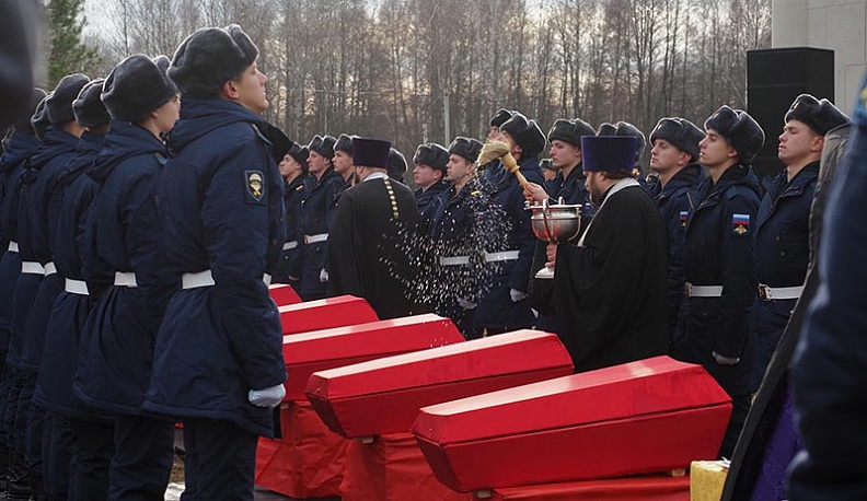 В Барсуках перезахоронили останки погибших в 1942 году десантников