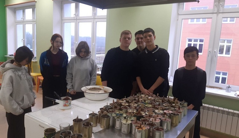 Школьники Медынского округа собирают праздничные посылки бойцам СВО