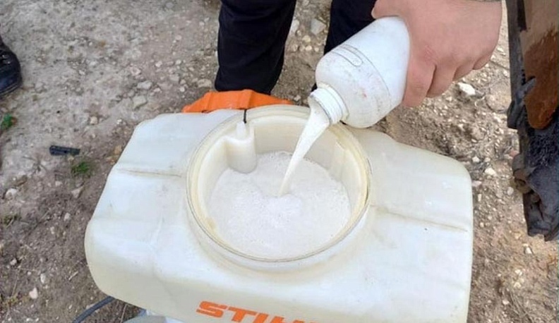 В селе Авчурино Ферзиковского района борщевик Сосновского уничтожают гербицидами