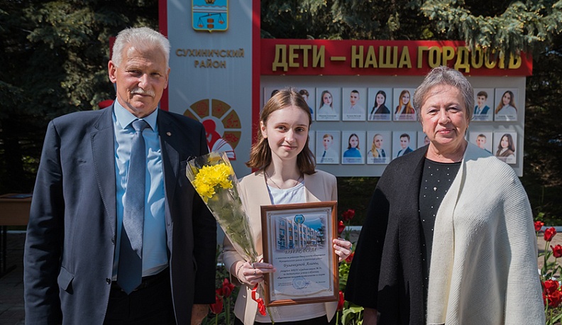 Алина Буланкина с дипломом о занесении на районную Доску почета. В начале лета галерея была обновлена, здесь разместили портреты 20 школьников и студентов, имеющих достижения в учебе, спорте, творческой деятельности. Глава администрации района Александр К