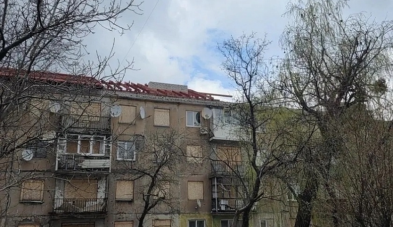 Калужские строители восстанавливают крышу дома в подшефном городе Золотое