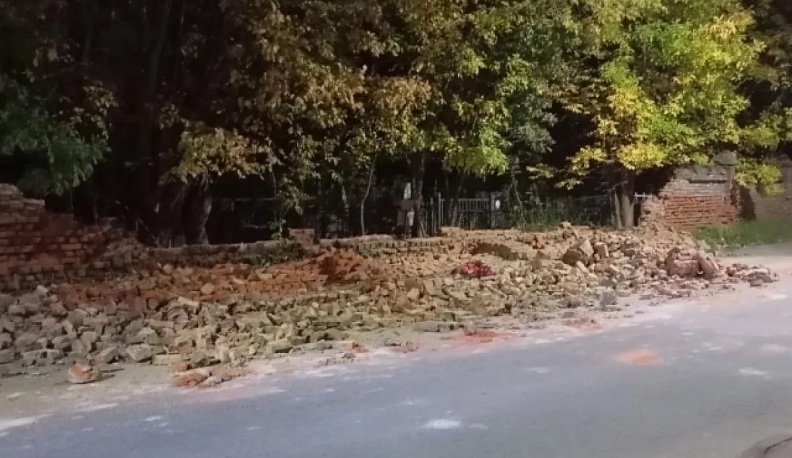 В Калуге снова разрушился забор Пятницкого кладбища