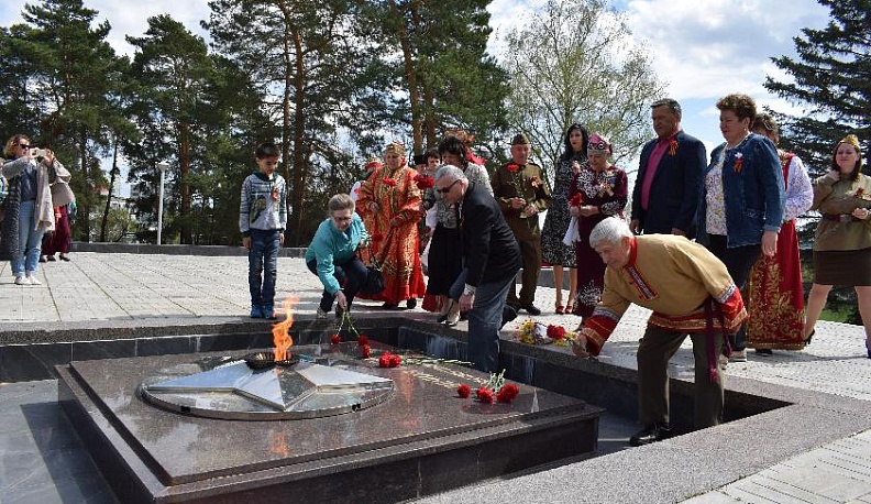 У «Солдатской завалинки»