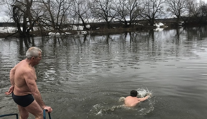 В Обнинске «моржи» закрыли зимний купальный сезон
