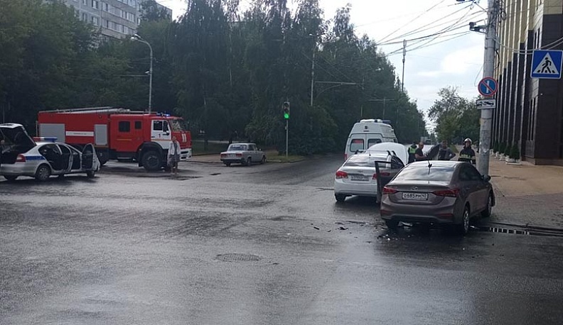 В Калуге утро началось с крупной аварии