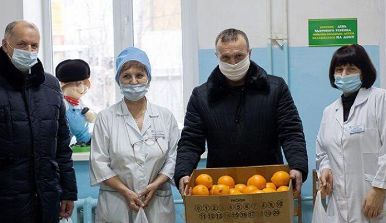 В Людинове депутаты привозят выпечку и фрукты для медиков детской поликлиники
