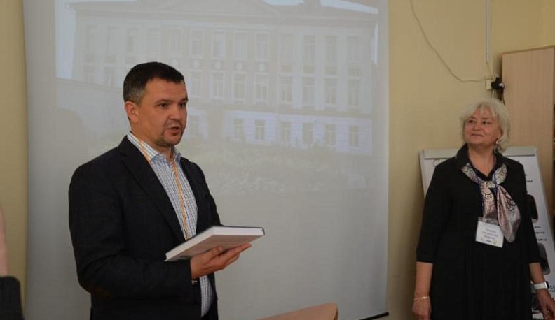 Вице-премьер Максим Акимов посетил родную школу в Малоярославце 