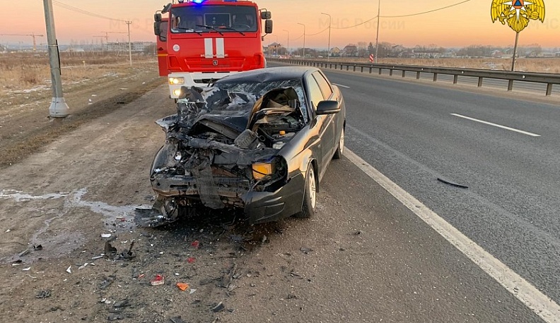 Сегодня в Калуге грузовик помял легковушку