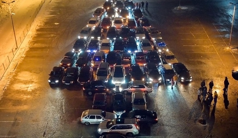 Водители Обнинска создали огромную ёлку из машин