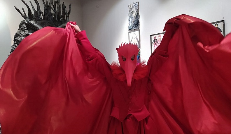 В выставочном зале калужского ИКЦ приоткрыли тайну сценического костюма