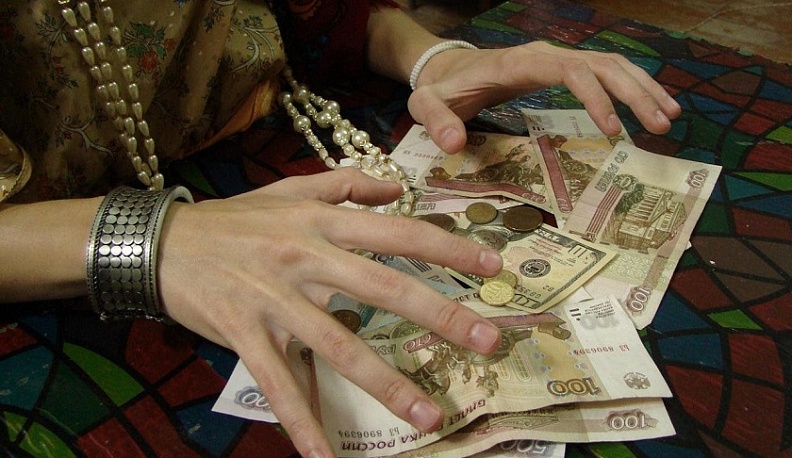 Две калужанки потеряли крупную сумму денег, желая избавиться от порчи