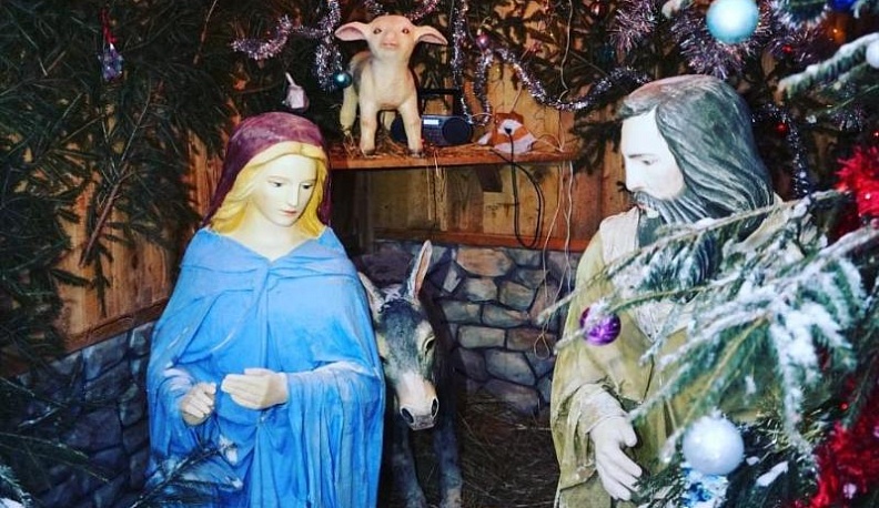 В Калуге у Никитского храма открылся рождественский вертеп
