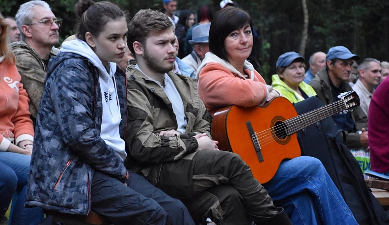 В Людинове прошел 3-й фестиваль костровой песни «Поющие зеленые горы»