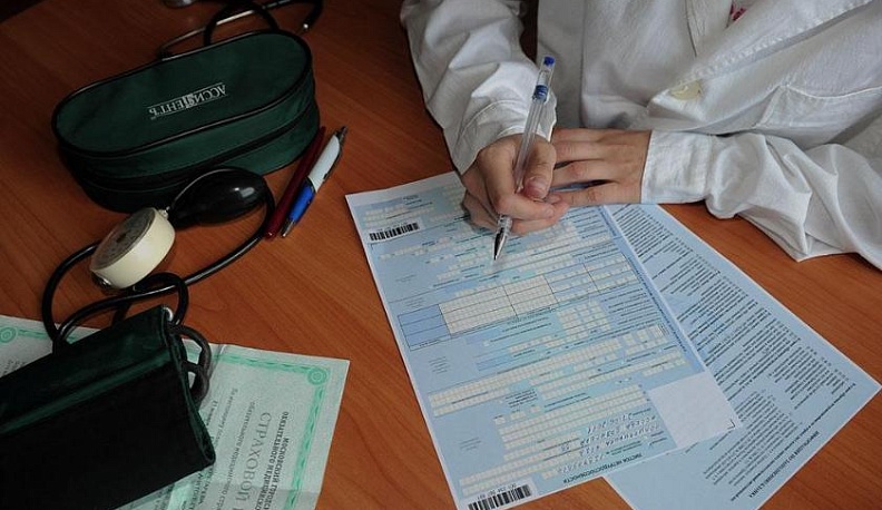 Работники старше 65 лет могут оформить больничный по телефону