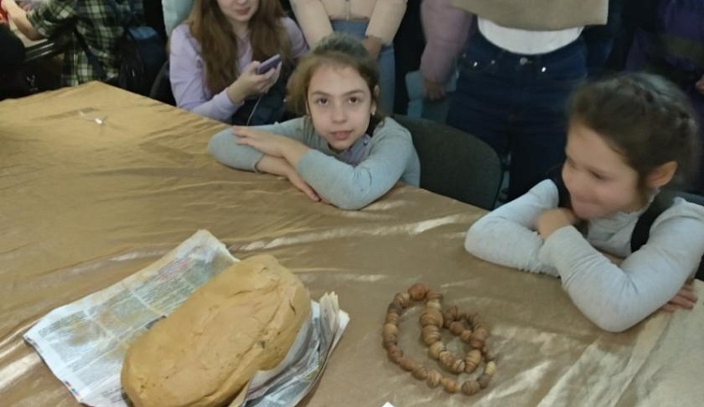 На третий день "Уграфеста" калужане налепили глиняных бус 