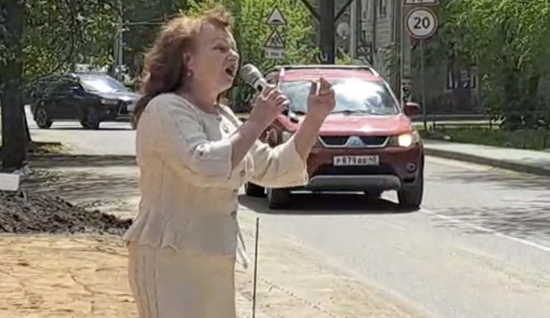 В Людинове в преддверии Дня Победы под окнами домов ветеранов устроили концерт 