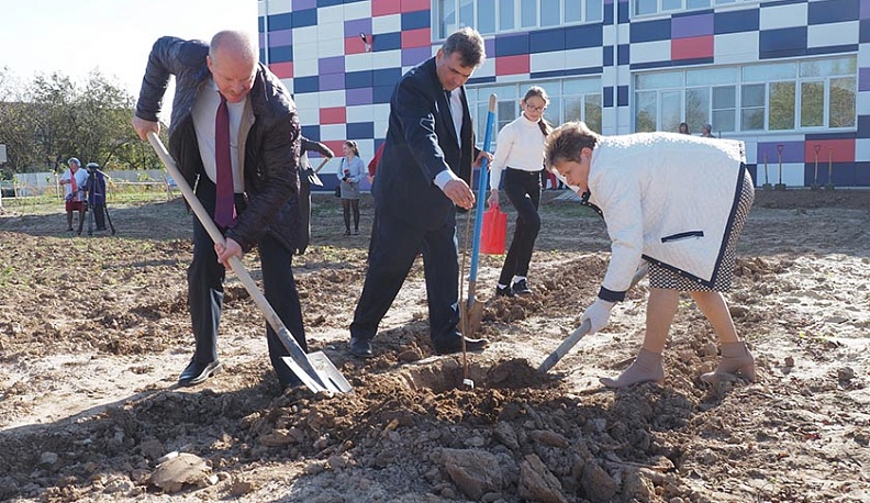 В Хотисино высадили школьный фруктовый сад