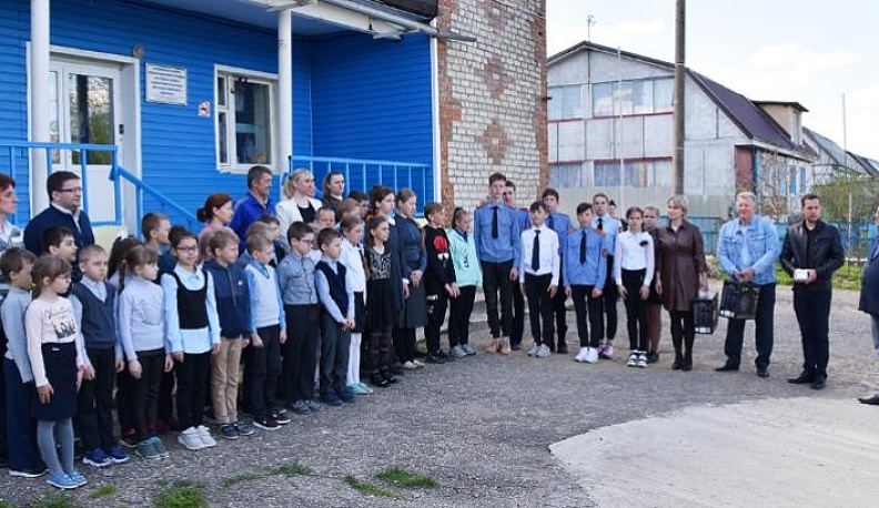 Депутаты из Людиновского района подарили школе технику