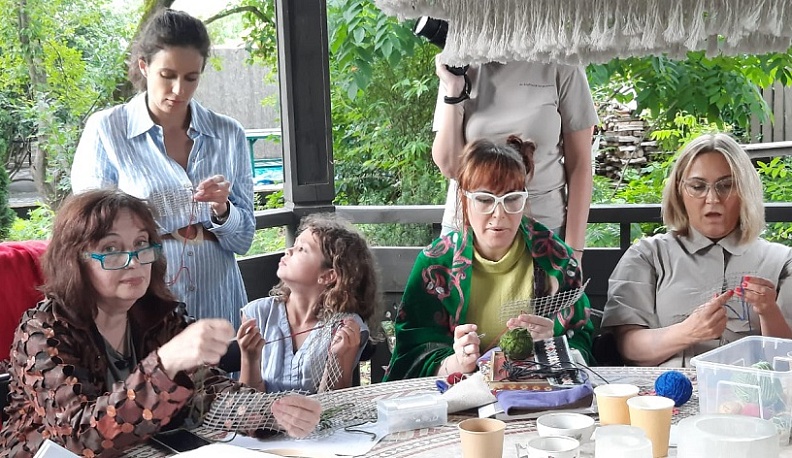 В Тарусе в саду Ракицкого студенты изучали ремёсла