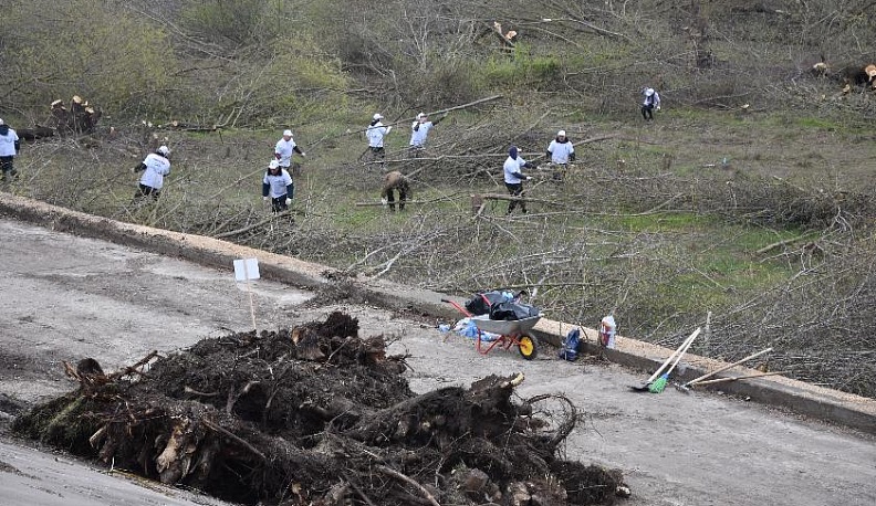 300 водоканальцев расчищают набережную Оки в Калуге