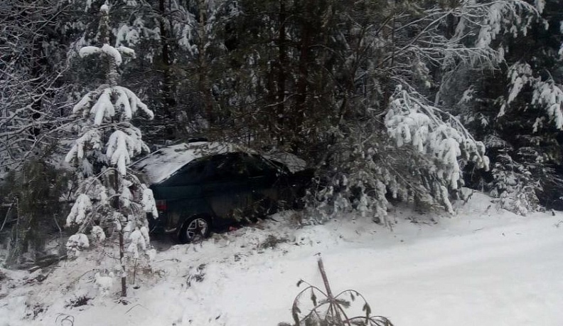 В Дзержинском районе машина вылетела в кювет