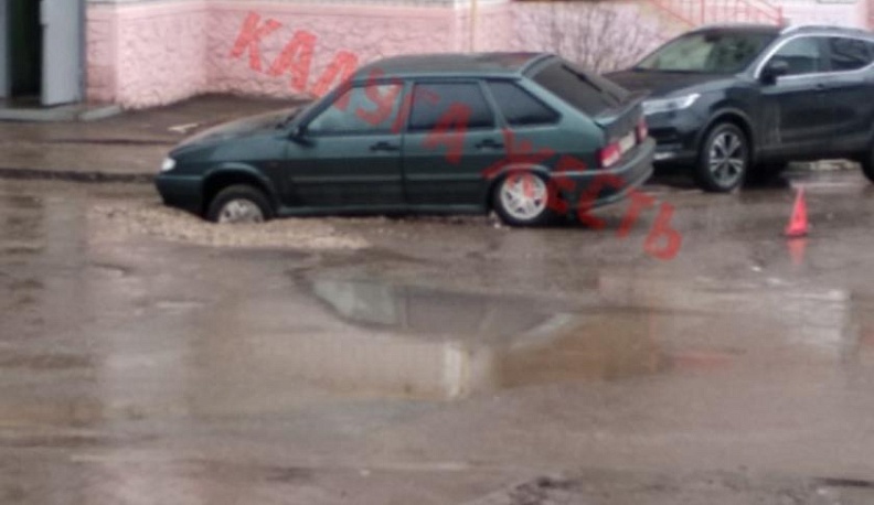 В Калуге автомобиль провалился в асфальт