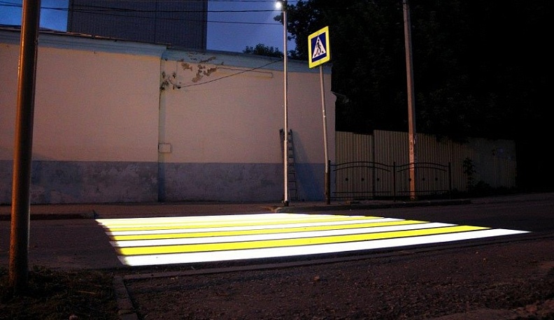 В Калуге около школы №8 появились проекционные пешеходные переходы