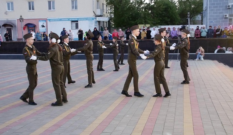 Людиновцы станцевали Вальс Победы и зажгли Свечи памяти