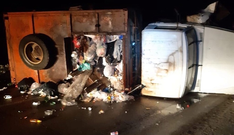 "Копейка" перевернула мусоровоз в Барятинском районе