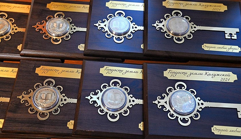 Владислав Шапша наградил лучших выпускников золотыми медалями