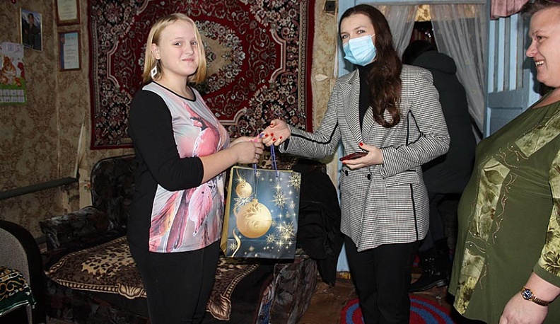 Министр здравоохранения Калужской области  подарил девочке из Стаек смартфон