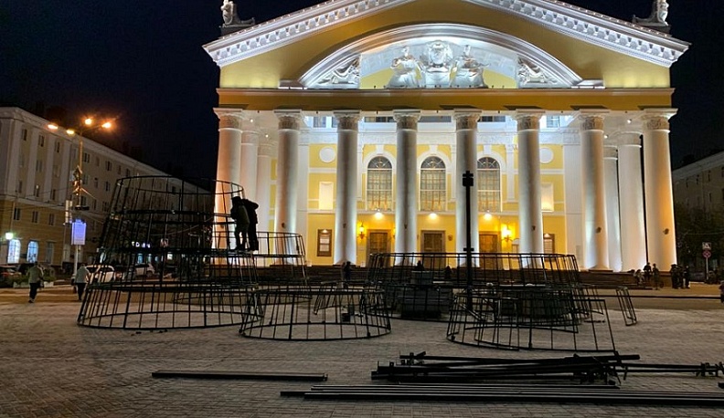 В Калуге начали монтировать новогоднюю ёлку на Театральной площади