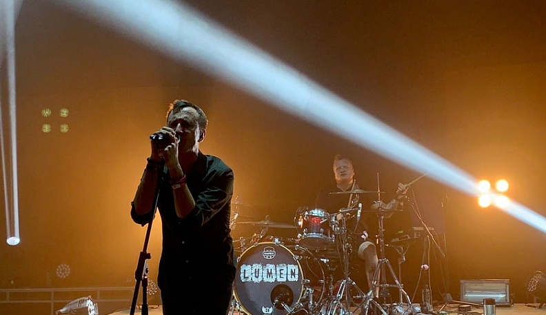 На концерте Lumen в Калуге зрители сидели на полу и светили фонариками