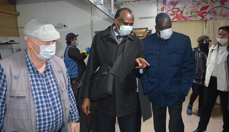 В Боровском районе посла Уганды накормили винегретом