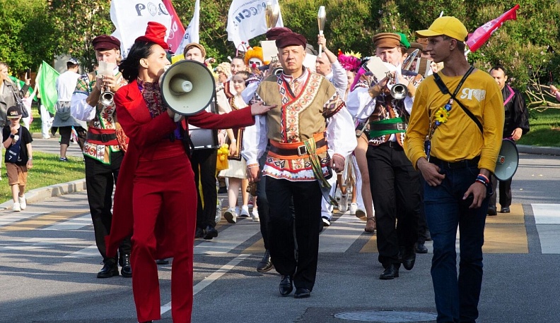 Больше тысячи человек стали участниками циркового шествия на выставке-форуме «Россия»