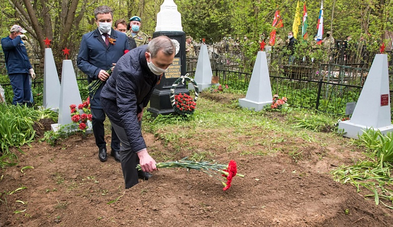 Владислав Шапша почтил память воинов-освободителей Калуги 