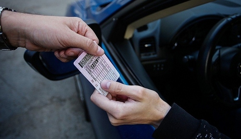 В Калуге водитель управлял машиной с поддельными правами