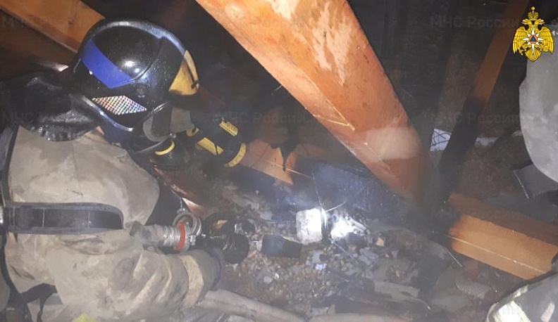 В Калуге загорелась кровля многоквартирного дома из-за короткого замыкания